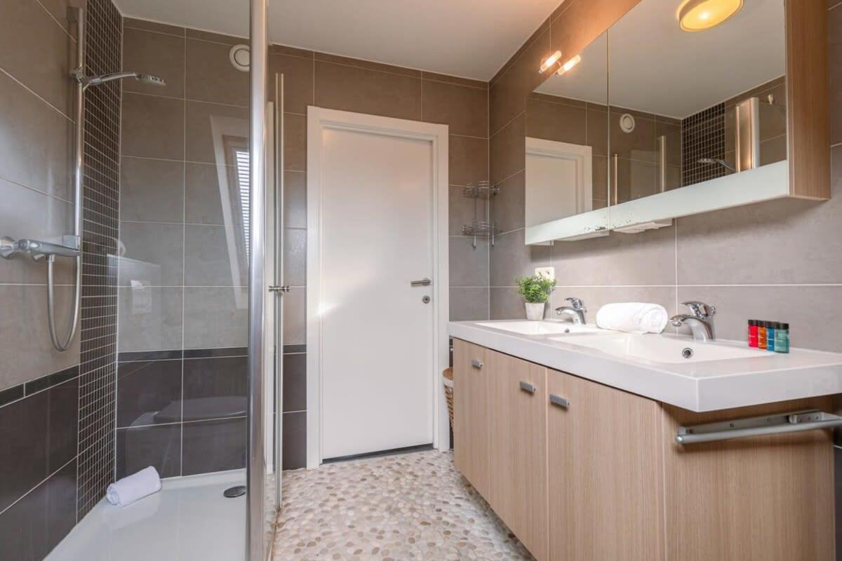 Superb Duplex In A Recently Finished Building, Very Centrally Located But Still Within Walking Distance Of The Sea And The Beach Oostende